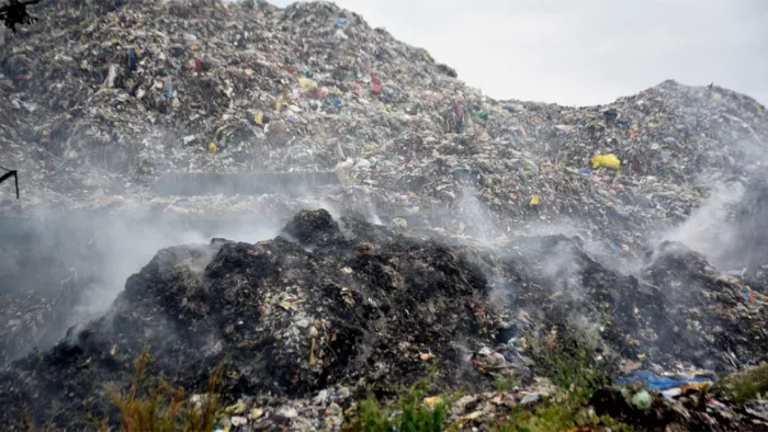 Garbage Mountain: हरे-भरे पहाड़ों से पहले कचरे का पहाड़. Jagran