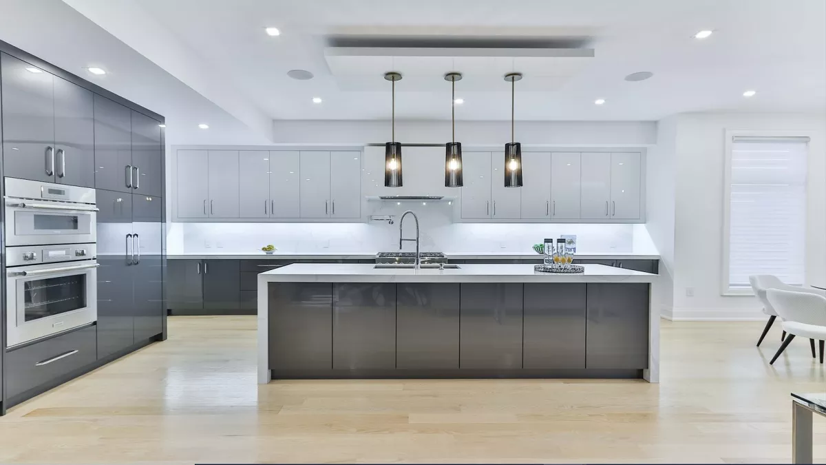 बिखरी-बिखरी किचन को करें ऑर्गेनाइज इन स्टाइलिश Kitchen Cabinets डिज़ाइन से! देखें सबसे मजबूत और लेटेस्ट ऑप्शन