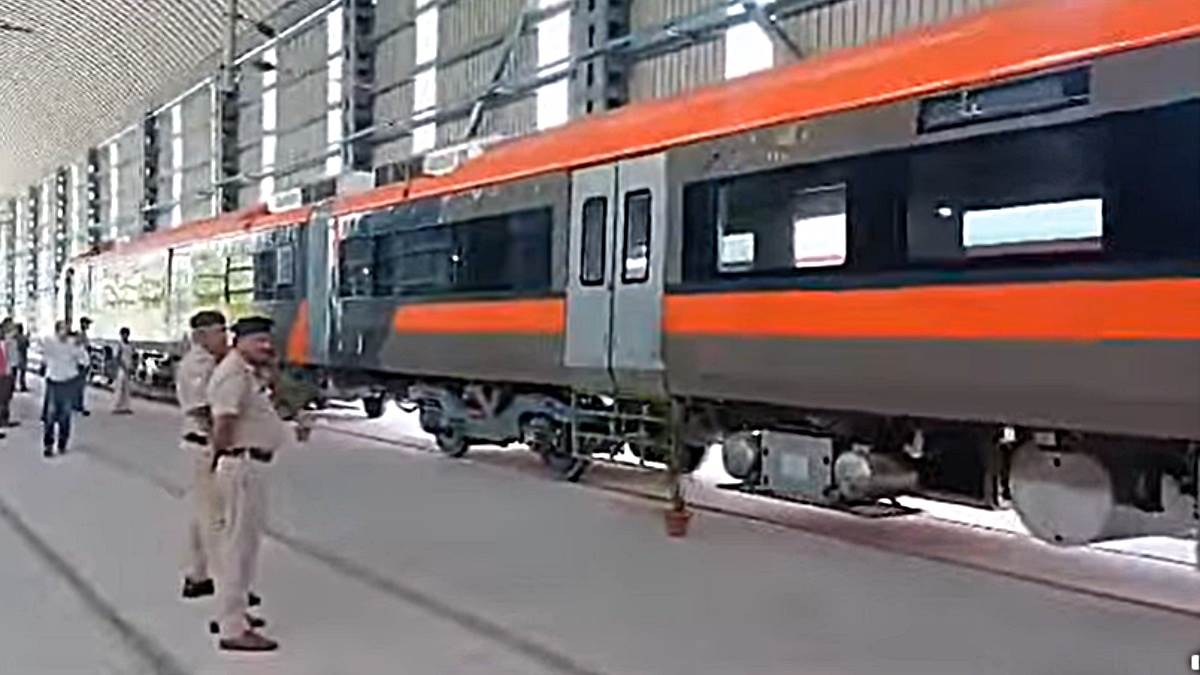 https://www.jagranimages.com/images/newimg/12092024/12_09_2024-metro_train_news_23795743.jpg