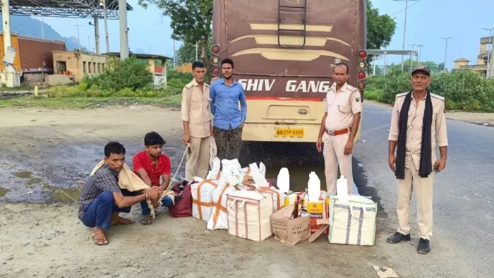 नवादा में शिवगंगा बस में मिली शराब (जागरण)