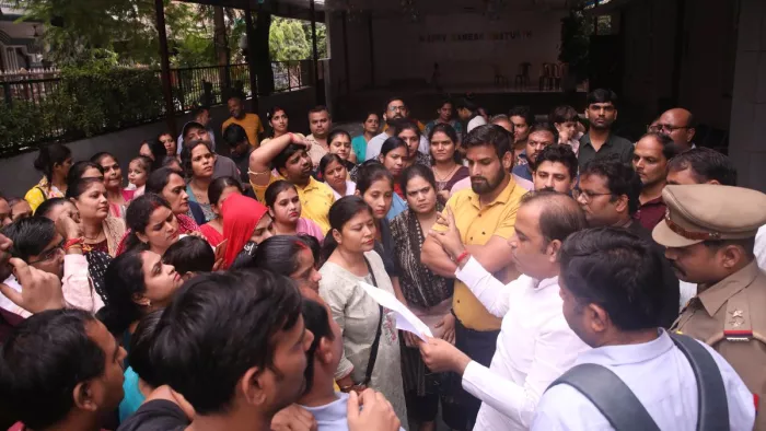 नोएडा सेक्टर-12 स्थित स्कूल पहुंचे अभिभावक। जागरण