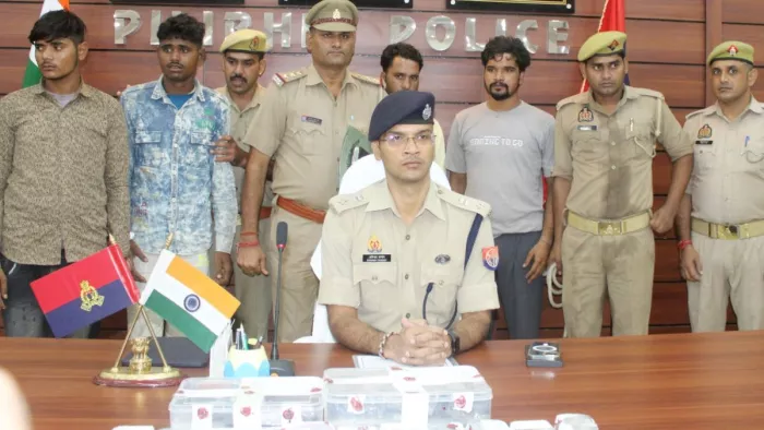 पुलिस गिरफ्त में महिलाओं के कुंडल लूटने वाले गिरोह के आरोपी। जागरण