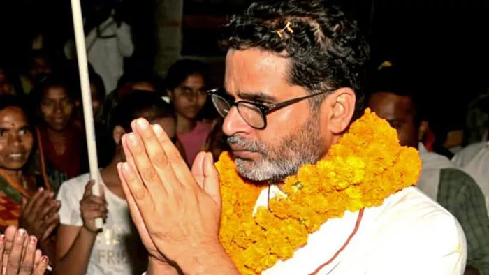 पूर्व सीएम के गांव पहुंचे प्रशांत किशोर। फाइल फोटो