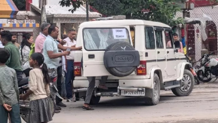सफीपुर कोतवाल के ड्राइवर वीरेंद्र यादव को गाड़ी में बैठाती भ्रष्टाचार निवारण संगठन की टीम। इंटरनेट मीडिया