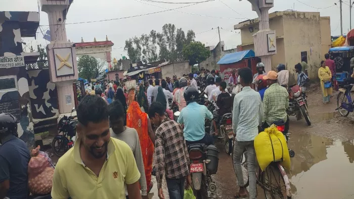 थोड़ी सी मिली ढील तो अलीगढ़वा में सामानों की खरीदारी के लिए उमड़े नेपाल के लोग। जागरण