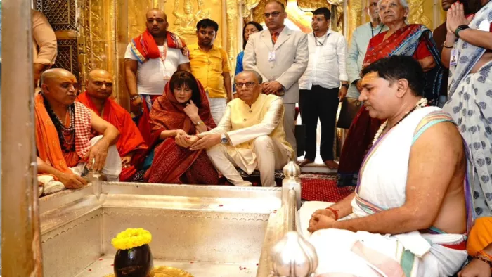 प्रधानमंत्री रामगुलाम मंदिर की भव्यता देखकर भावविभोर हो गए।