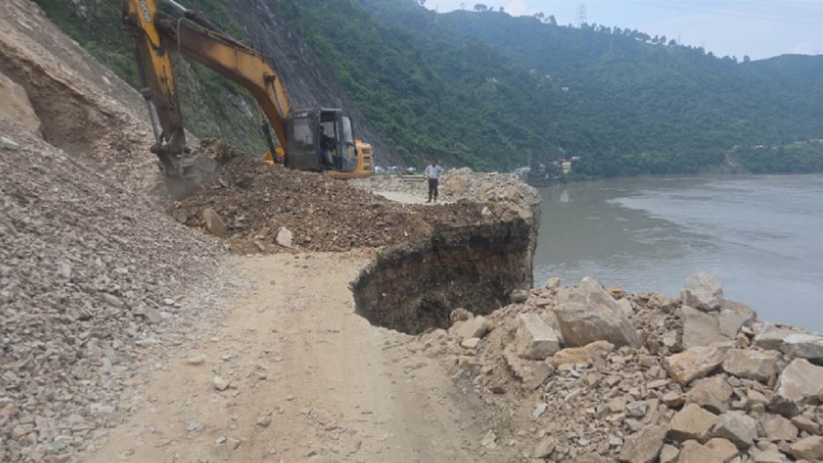 https://www.jagranimages.com/images/newimg/12092025/12_09_2025-badrinath_highway_24044372.jpg