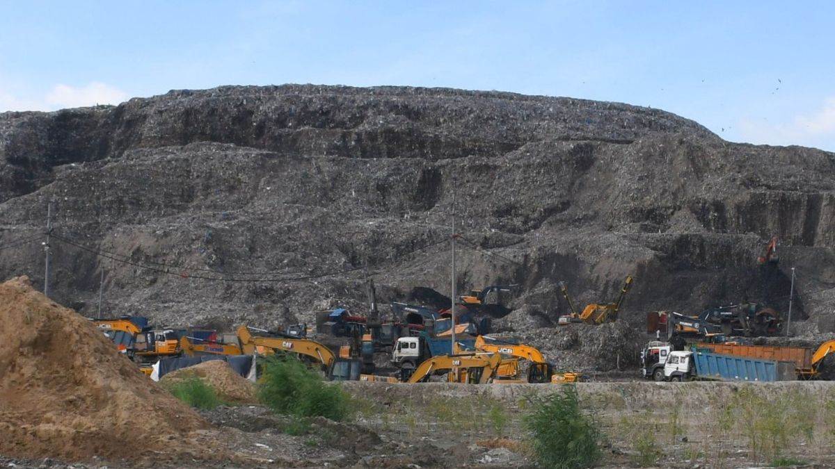 https://www.jagranimages.com/images/newimg/12092025/12_09_2025-delhi_landfill_site_24044892.jpg