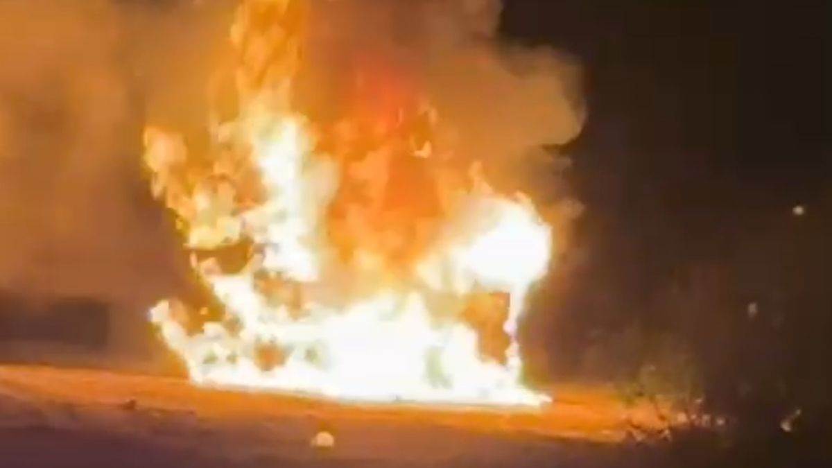 https://www.jagranimages.com/images/newimg/12092025/12_09_2025-fire_car_24043948.jpg