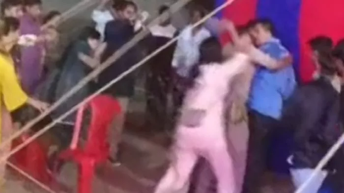 मेले में सरेआम बदसलूकी से भड़की महिला कलाकार, आरोपित को चप्पलों से दौड़ा-दौड़ा कर पीटा (वीडियो ग्रैब)