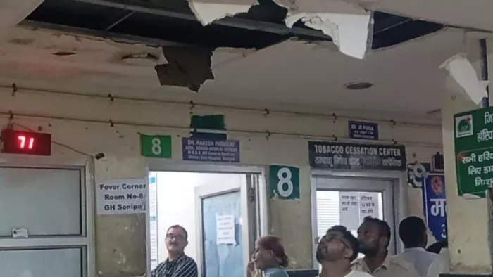 नागरिक अस्पताल में गिरी फाल्स सीलिंग। जागरण