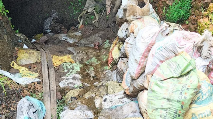 कतरास के नावागढ स्थित पंडुआभीठा बस्ती के समीप अवैध मुहाना।