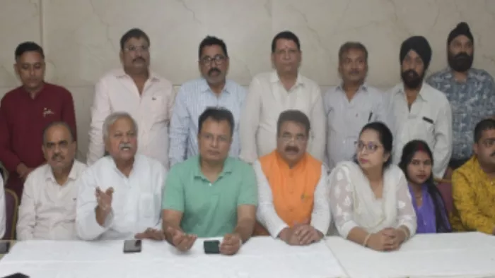 सिविल लाइंस स्थित रेस्टोरेंट में आयोजित अखिलेश दुबे के खिलाफ प्रेस वार्ता करते पीड़ित। जागरण