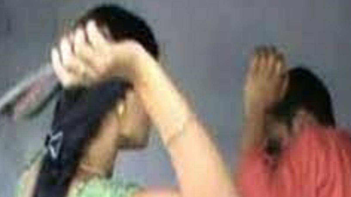 https://www.jagranimages.com/images/newimg/12092025/12_09_2025-mahila_ne_chappal_se_pita_24045057.jpg
