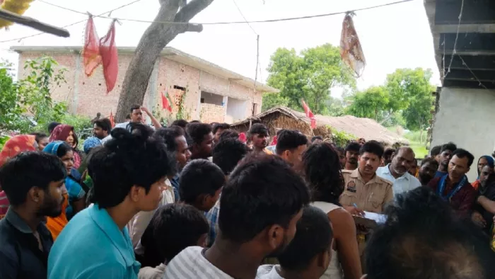प्रतापगढ़ में पिता पर तीर्थयात्रा के बहाने बेटी को घर लाकर उसकी हत्या करने का आरोप है।