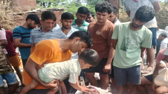अजमगढ़ के जिला कल्याण अधिकारी का प्रतापगढ़ में अंतिम संस्कार हुआ, मुखाग्नि देता उनका पुत्र व मौजूद स्वजन। जागरण