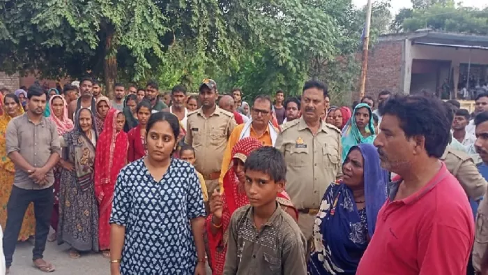प्रतापगढ़ के घाट पर मासूम काशवी के अंतिम संस्कार के दौरान स्वजन व जुटी भीड़। जागरण
