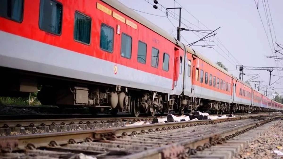 https://www.jagranimages.com/images/newimg/12092025/12_09_2025-rajdhani_express_24044973.jpg