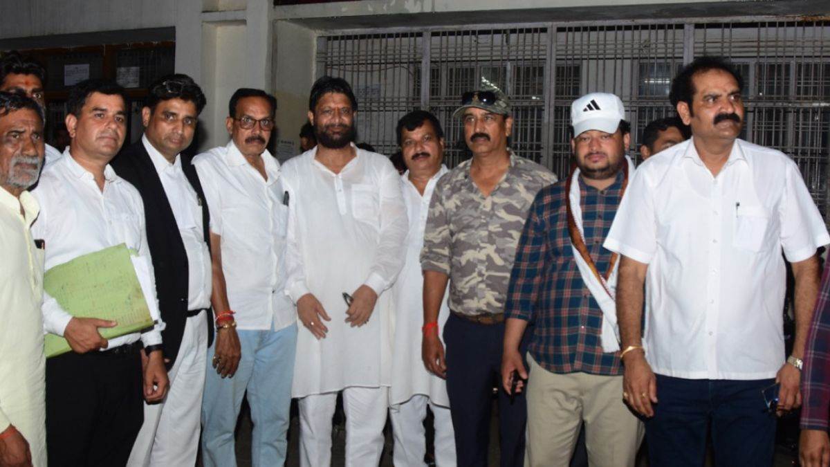 https://www.jagranimages.com/images/newimg/12092025/12_09_2025-sadak_jaam_par_saja_24044935.jpg