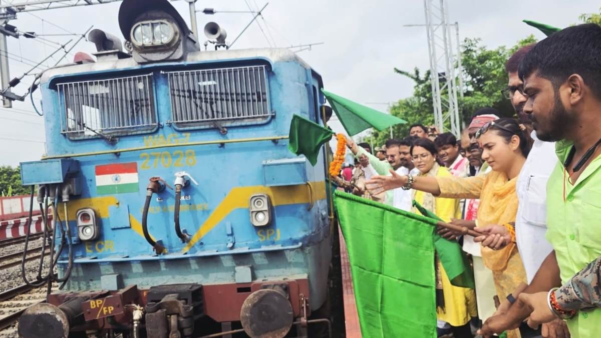 https://www.jagranimages.com/images/newimg/12092025/12_09_2025-samastipur_train_24044459.jpg
