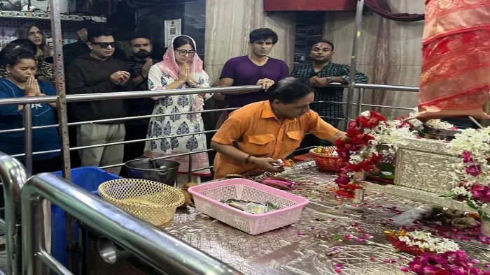 फिल्म की शूटिंग के दौरान सारा अली खान ने अलोपी शंकरी मंदिर प्रयागराज में पूजन-अर्चन किया। जागरण