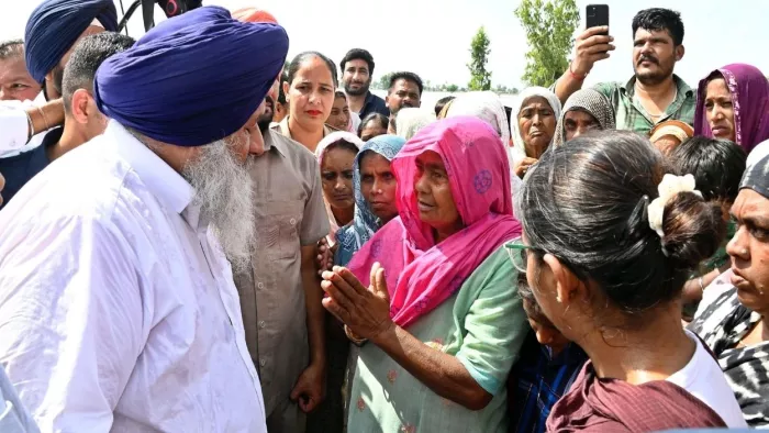 फाजिल्का के बाढ़ प्रभावित क्षेत्र में लोगों से बातचीत करते सुखबीर सिंह बादल (सौ. शिअद)