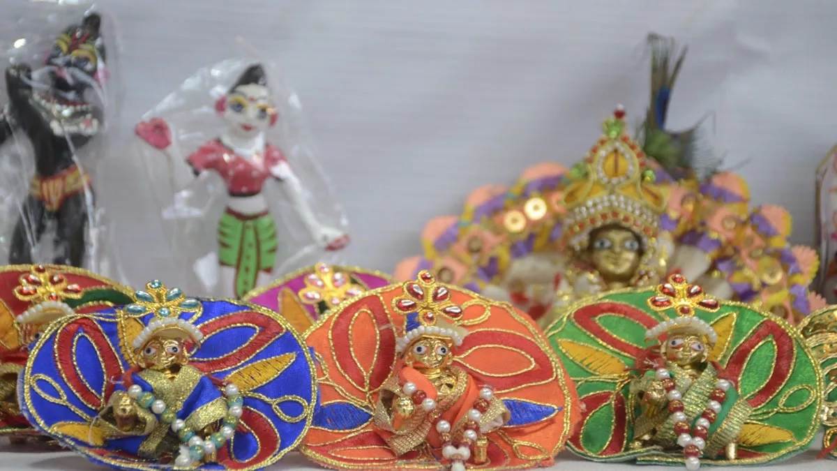https://www.jagranimages.com/images/newimg/12092025/12_09_2025-thakur_ji_dress_24044642.jpg