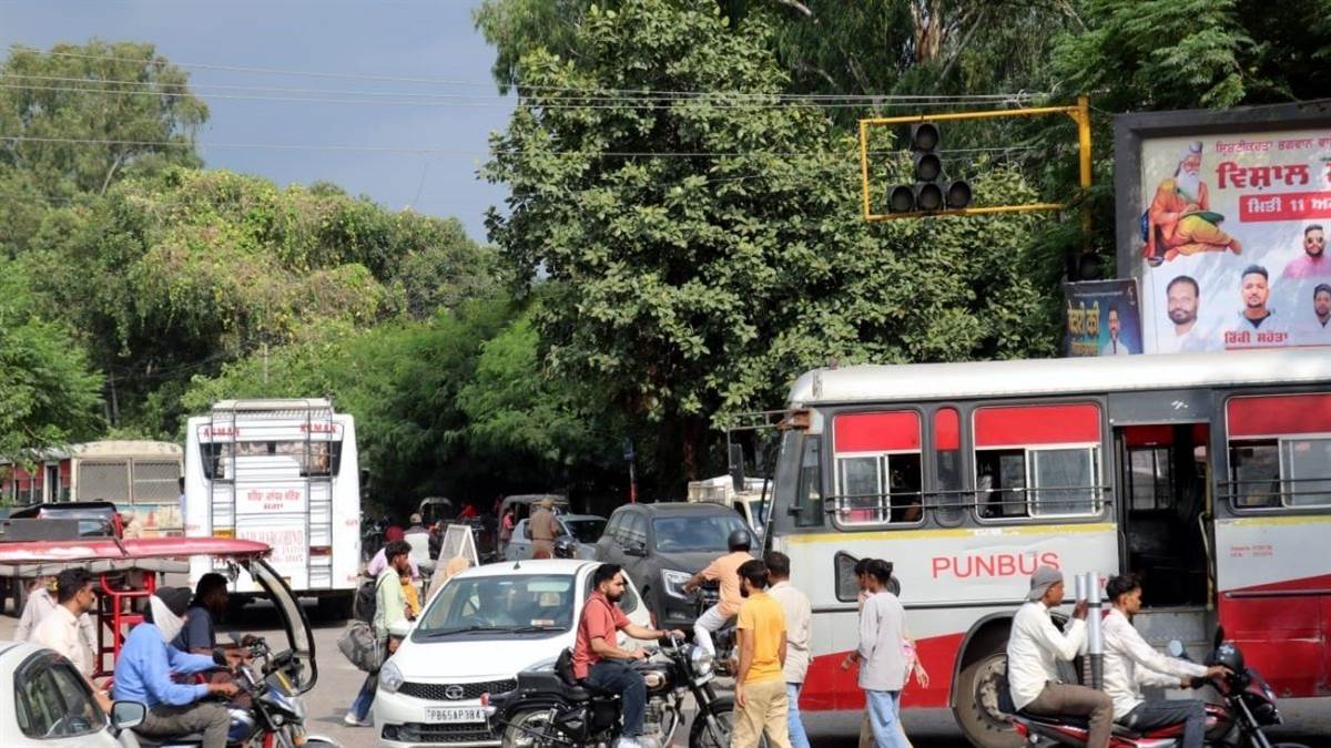https://www.jagranimages.com/images/newimg/12092025/12_09_2025-traffic_lights_jalandhar_24045101.jpg