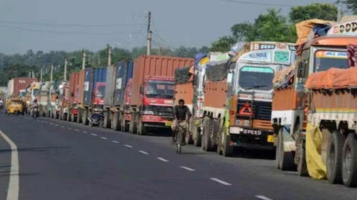 https://www.jagranimages.com/images/newimg/12092025/12_09_2025-truck__24045041.jpg