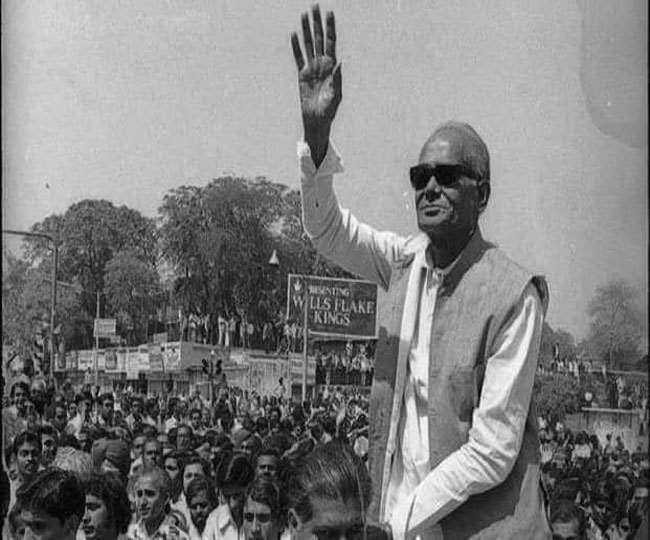 loknayak jayaprakash narayan gave slogan of vacate throne public comes considered politics as a medium of service