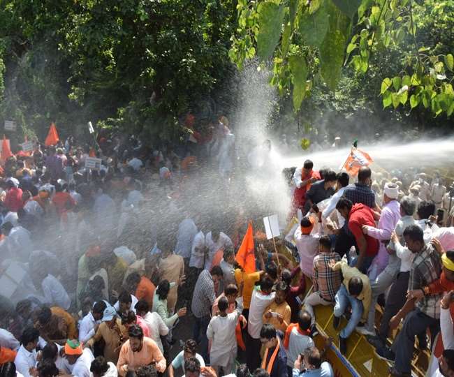 Chhath Puja 2021: छठ पूजा मनाने पर प्रतिबंध के खिलाफ भाजपा का प्रदर्शन, मनोज तिवारी को लगी चोट