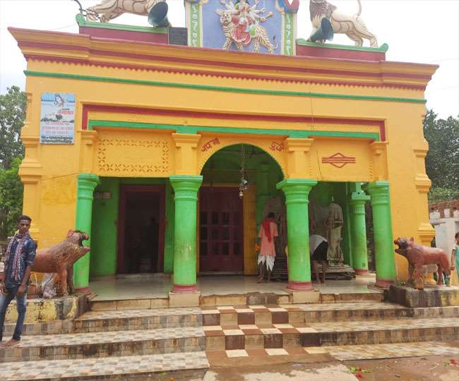 not one but two idol of maa durga stablished here one inside the temple and other outside the temple in dumka dhanbad jharkhand news
