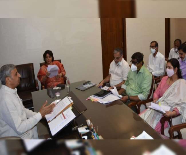चंडीगढ़ में अधिकारियों और खाद कंपनियों के प्रतिनिधियों संग बैठक करते कृषि मंत्री जेपी दलाल।