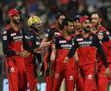 रायल चैलेंजर्स बैंगलोर की टीम के खिलाड़ी (फोटो ट्विटर पेज)