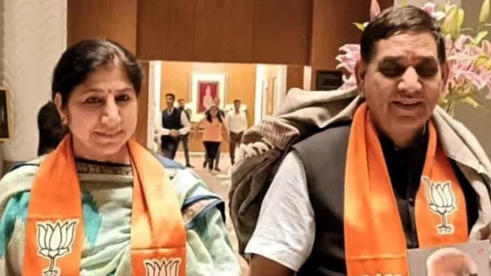 मेयर चंद्र मोहन गुप्ता ने दोपहर को इस्तीफा मंजूर होने की जानकारी मिलने के साथ ही कुर्सी छोड़ दी।