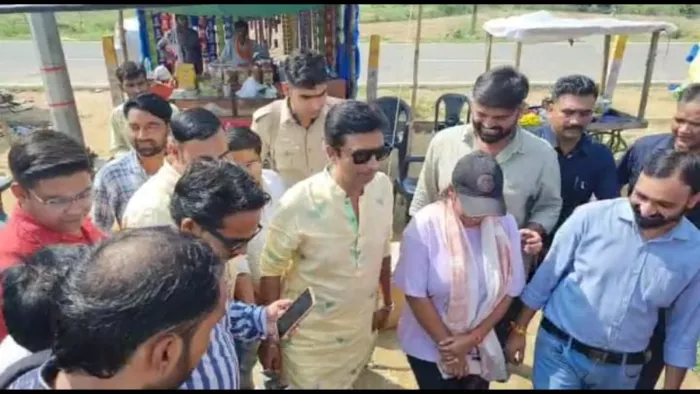 इनररिंग रोड टोल प्लाजा पर प्रशंसकों के साथ कुमार विश्वास।