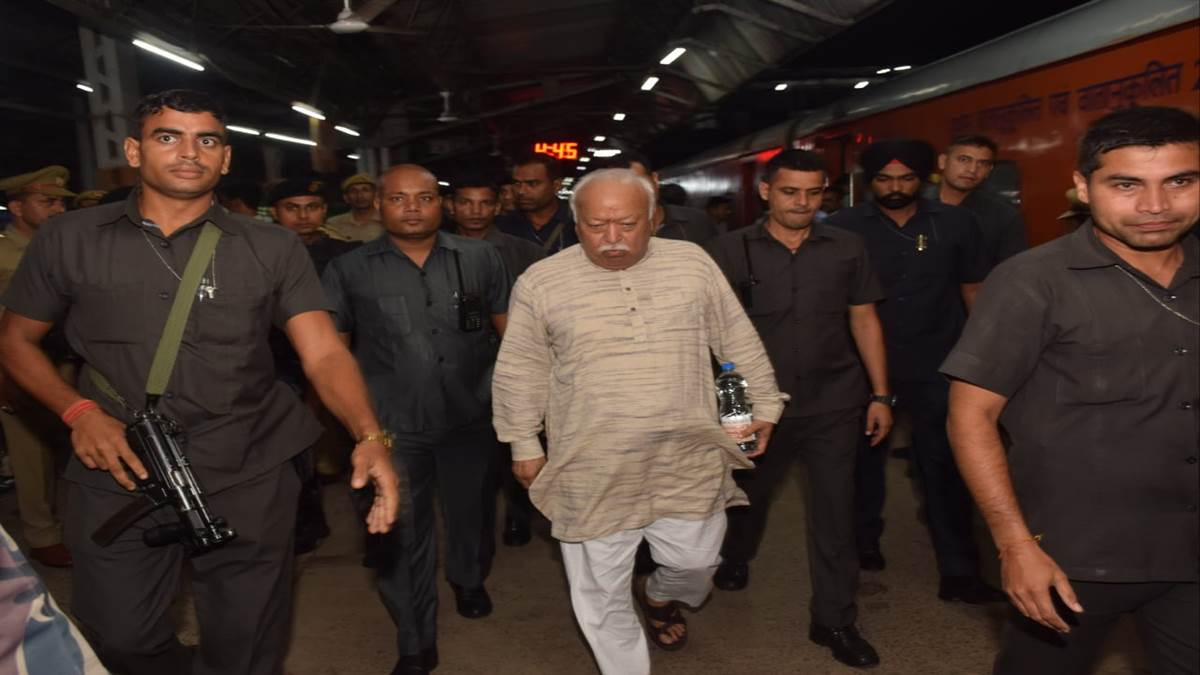 वाराणसी पहुंचे आरएसएस के सरसंघचालक मोहन भागवत।