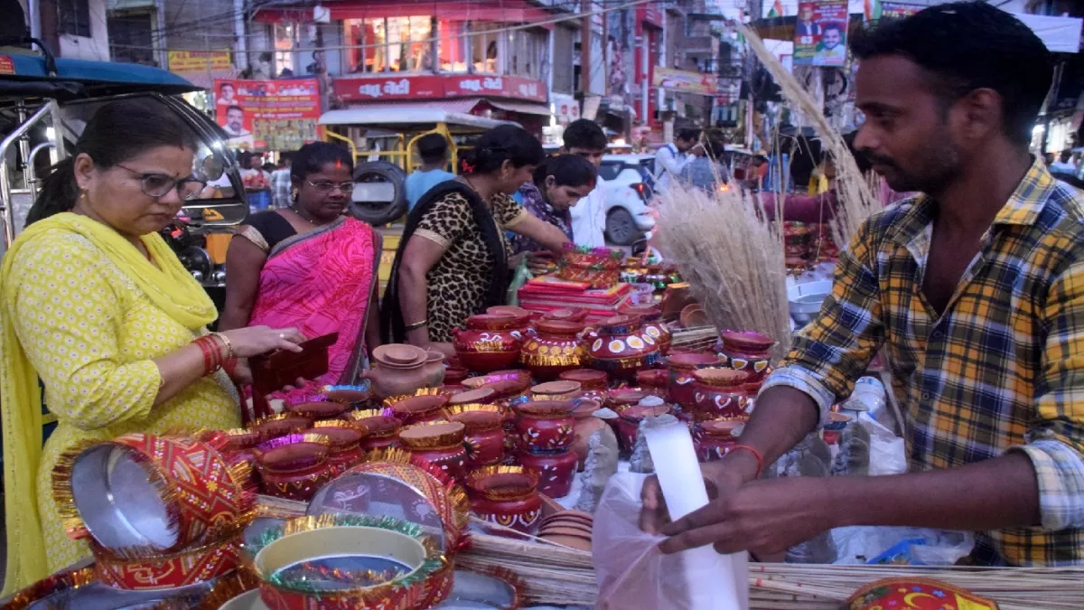 Karwa Chauth 2022: करवा चौथ के बाजार में माडर्न ट्रेंड के आइटम, सुहाग सामग्री से आभूषण तक है