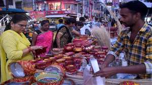 Karwa Chauth 2022: करवा चौथ पर्व के मद्देनजर प्रयागराज के बाजार में भीड़ उमड़ पड़ी है।