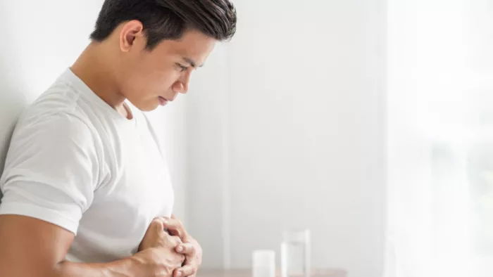 Stomach Pain खाने में मौजूद टॉक्सिक पदार्थ से लोग बीमार पड़ जाते हैं, इससे पेट दर्द की समस्या होती है।