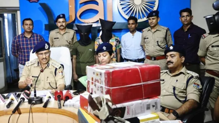 चोरी की घटनाओं का अनावरण करते एसएसपी दलीप सिंह कुंवर, साथ में एसपी देहात कमलेश उपाध्याय। साभार थाना