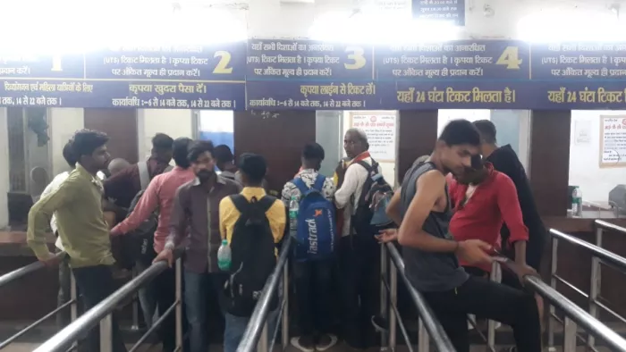 ट्रेन हादसे के बाद टिकट कैंसिल कराने को उमड़े यात्री