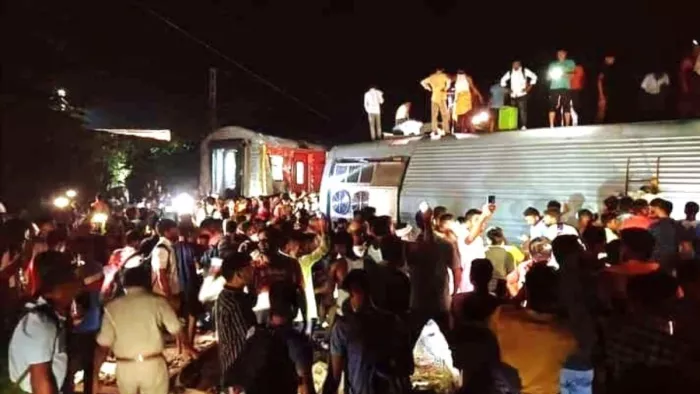 Anand Vihar Kamakhya North East Express दुर्घटना का शिकार।
