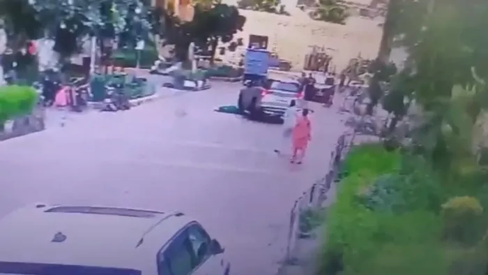 Noida: महागुन सोसयटी में टहल रही बुजुर्ग को कार चालक ने मारी टक्कर।