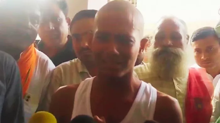 पत्रकारों से बाचतीत करते देवेश दुबे। -जागरण
