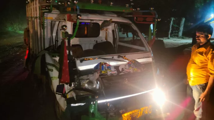 बाइक से टक्कर के क्षतिग्रस्त मैक्स लोडर।