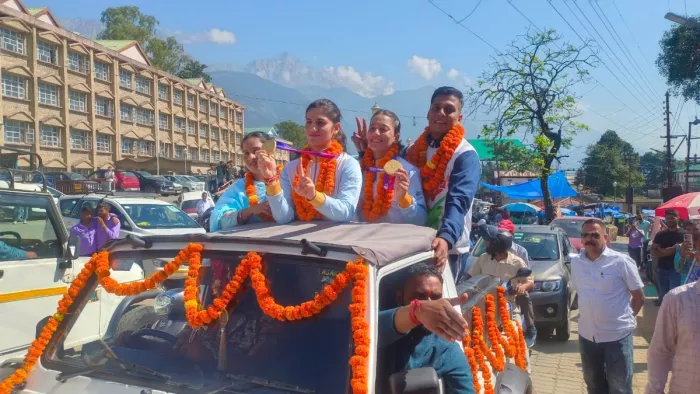 कबड्डी में स्वर्ण पदक जीतने वाली पुष्पा और ज्योति का भव्य स्वागत