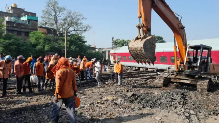 तेजी से ट्रैक को साफ करने में जुटा है रेलवे
