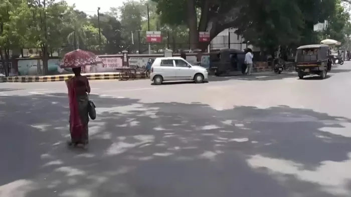 ओडिशा में सर्दियां शुरू होने से पहले गर्मी से जूझ रहे लोग।