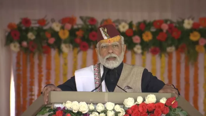 PM ने कहा उनकी सरकार पहाड़ का पानी और जवानी, पहाड़ के काम नहीं आने के कहावत को बदल देगी।